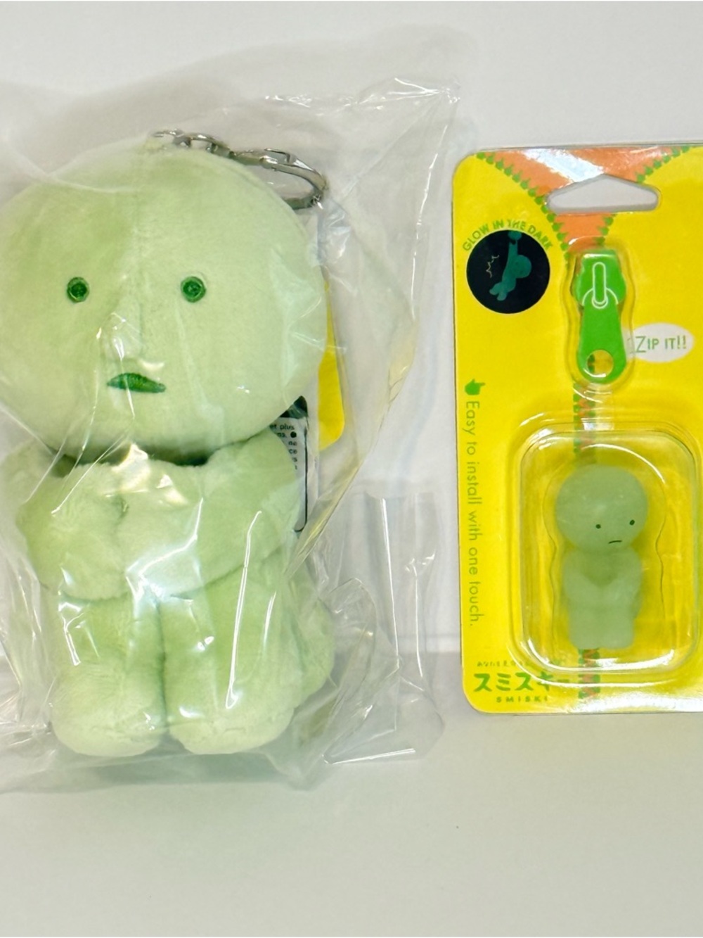 SMISKI Hugging Knees - Plush Keychain & ZIPPERBITE Bundle